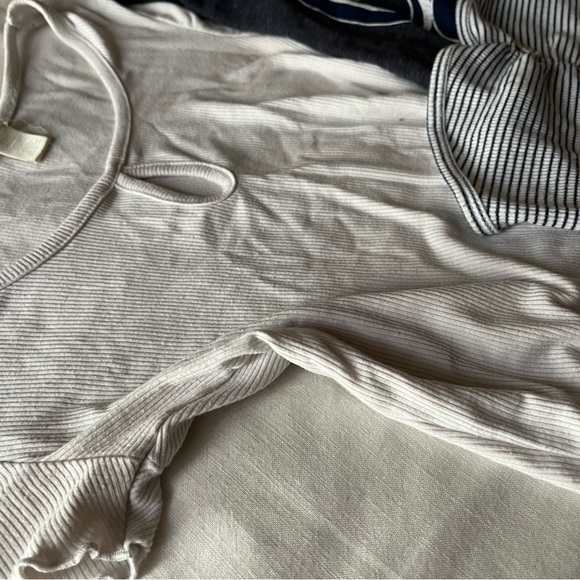 Women’s small shirt bundle - Picture 3 of 6